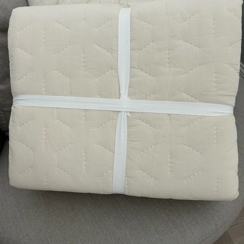 Parachute NWT Soft stitch organic cotton quilt